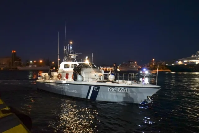 Τραγωδία στη Σάμο – Ένας νεκρός μετά το ναυάγιο, συνεχίζονται οι έρευνες