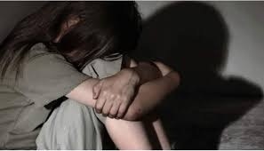 ΣΤΗ ΦΥΛΑΚΗ ΟΔΗΓΕΙΤΑΙ 51ΧΡΟΝΟΣ ΓΙΑ ΤΗ ΣΕΞΟΥΑΛΙΚΗ ΚΑΚΟΠΟΙΗΣΗ 12ΧΡΟΝΗΣ – ΤΗΝ ΚΑΚΟΠΟΙΟΥΣΕ ΜΠΡΟΣΤΑ ΣΤΗΝ ΚΟΡΗ ΤΟΥ, ΜΕΣΑ ΣΤΟ ΠΑΙΔΙΚΟ ΔΩΜΑΤΙΟ