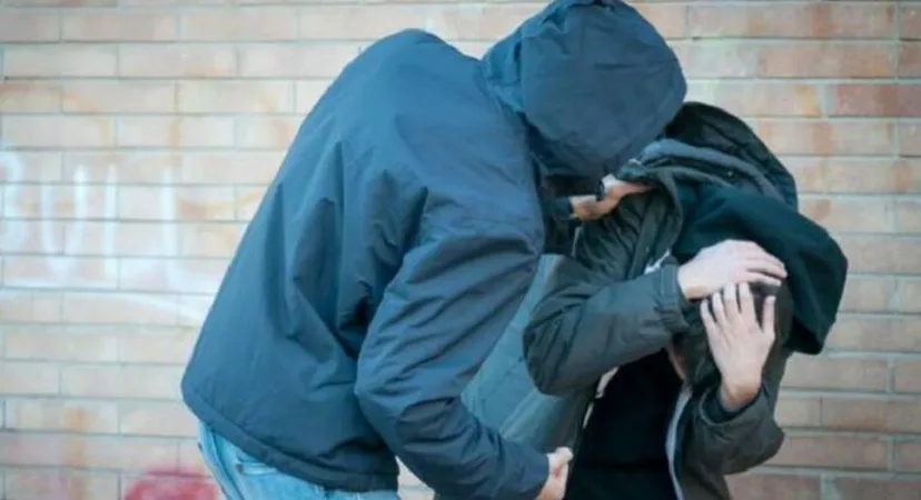 Συνελήφθησαν 3 ανήλικοι που προσπάθησαν να ληστέψουν συνομήλικούς τους