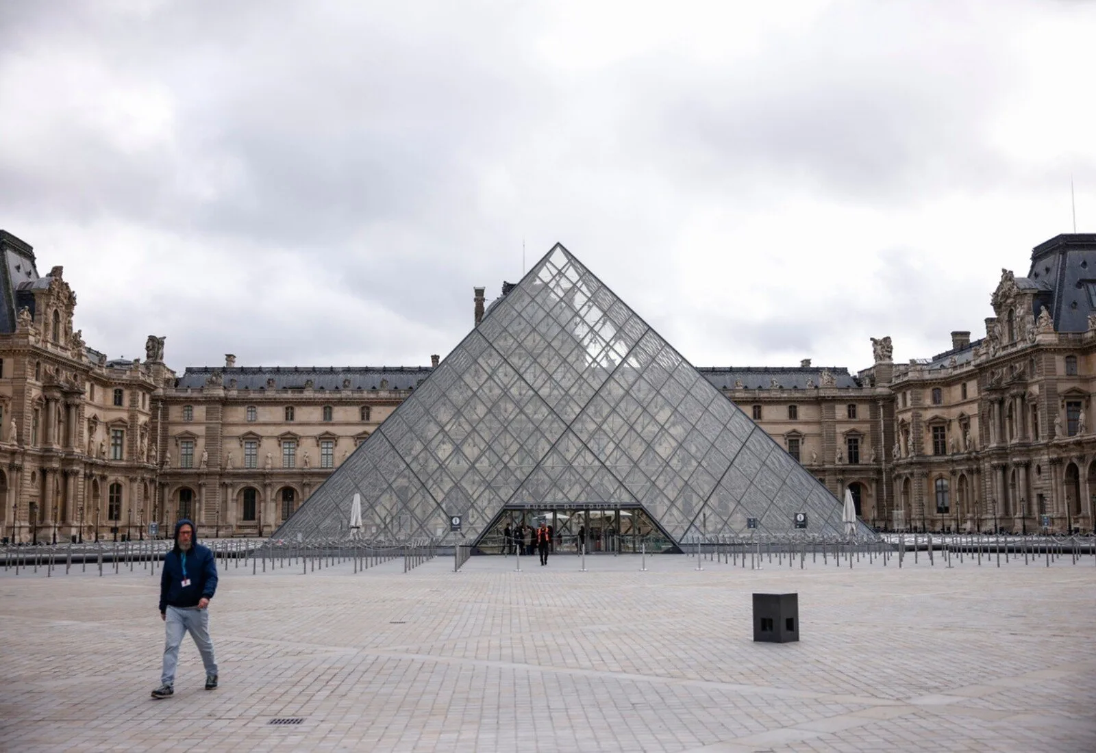 Κρίση στο Louvre Museum: σκάνδαλα, κλοπές και παραίτηση – τι κρύβεται πίσω από το μεγαλύτερο μουσείο του κόσμου