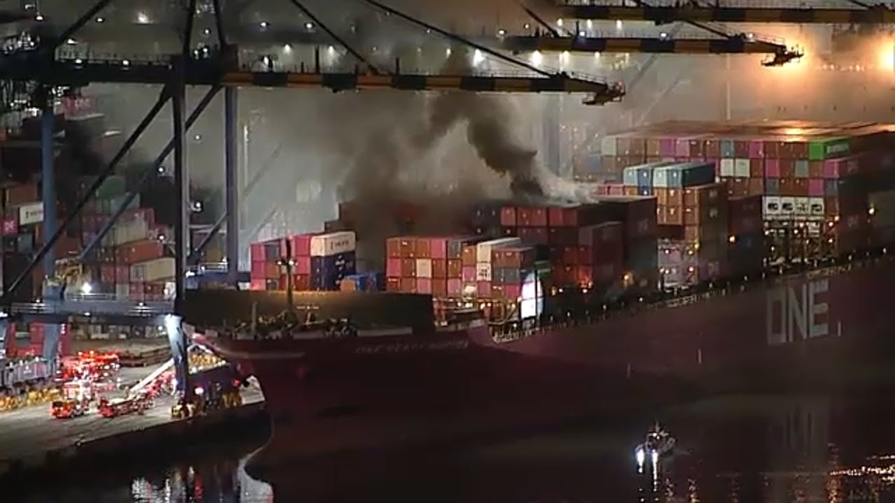Λος Άντζελες: Τεράστια πυρκαγιά σε Container Ship  – Μάχη με τις φλόγες, φόβοι για οικολογική καταστροφή (Βίντεο)
