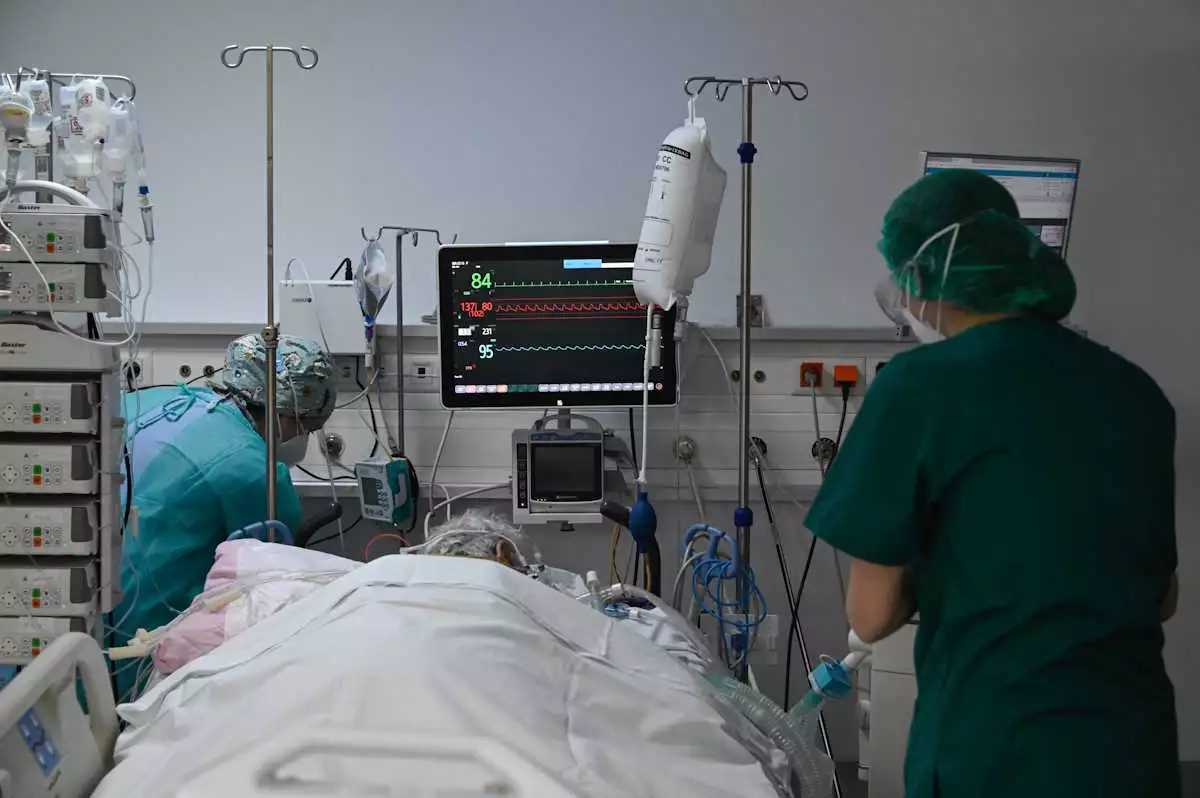 Στο νοσοκομείο ηλικιωμένος με τραύματα από μαχαίρι – Προσήχθη η κόρη του