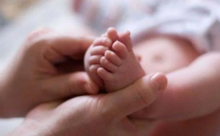 Υπόθεση βρέφους 10 μηνών: Οι δικαιολογίες της 18χρονης μητέρας και το κρίσιμο ιατροδικαστικό πόρισμα