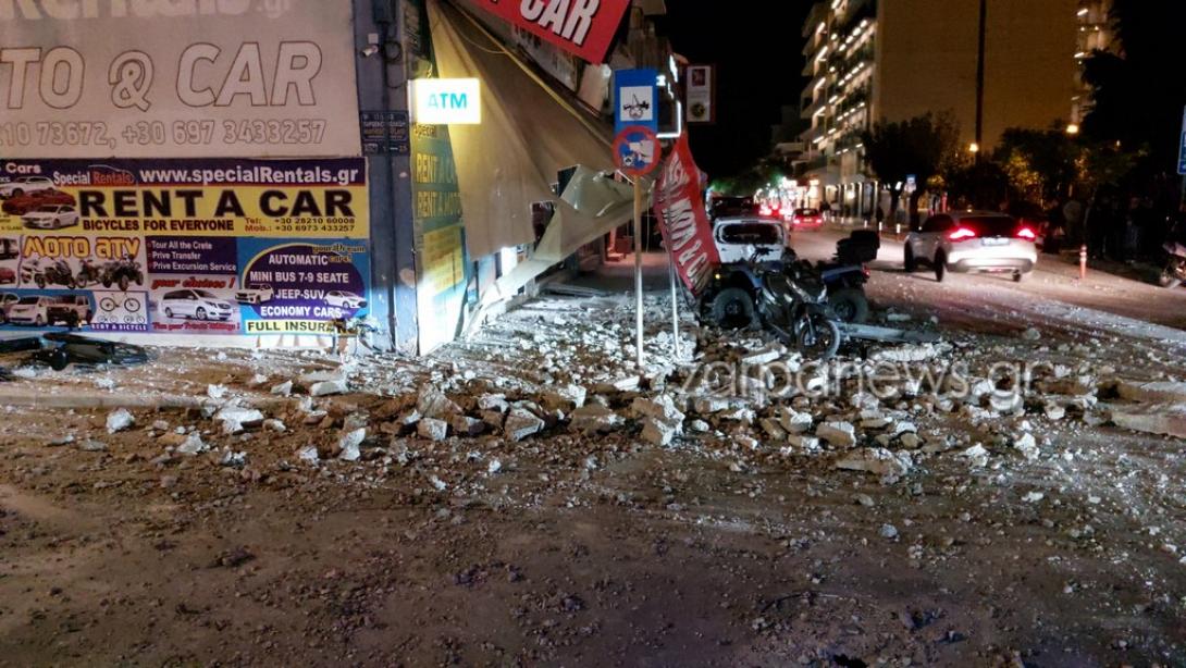 Κατέρρευσαν μπαλκόνια οικοδομής στο κέντρο των Χανίων- Ζημιές σε οχήματα