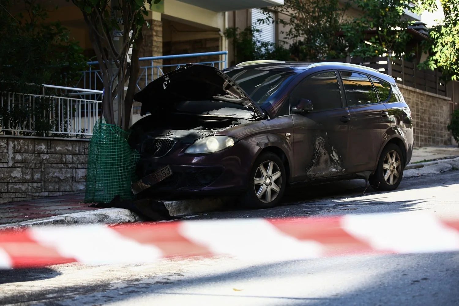 Θρίλερ στη Νίκαια – Πυρπόλησαν το ΙΧ και πέταξαν χειροβομβίδα σε σπίτι αρχιφύλακα