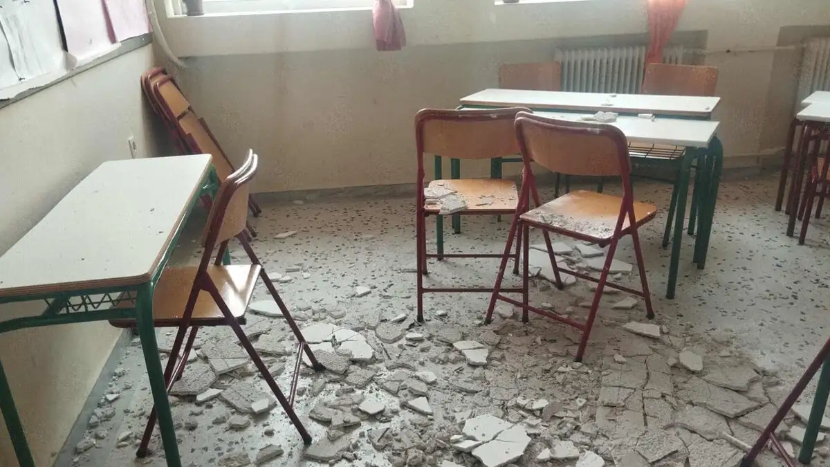 Τα σχολεία καταρρέουν – Έπεσε το ταβάνι στα κεφάλια των μαθητών!