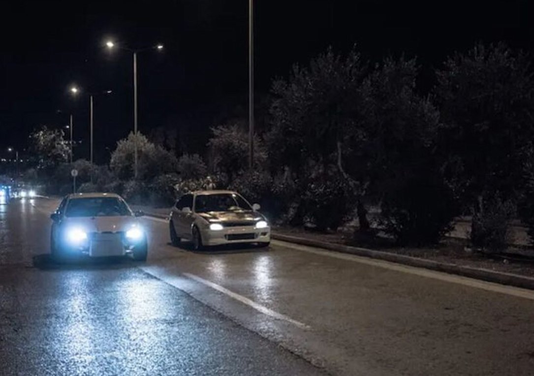 Έκλεισαν τον δρόμο για να κάνουν κόντρες