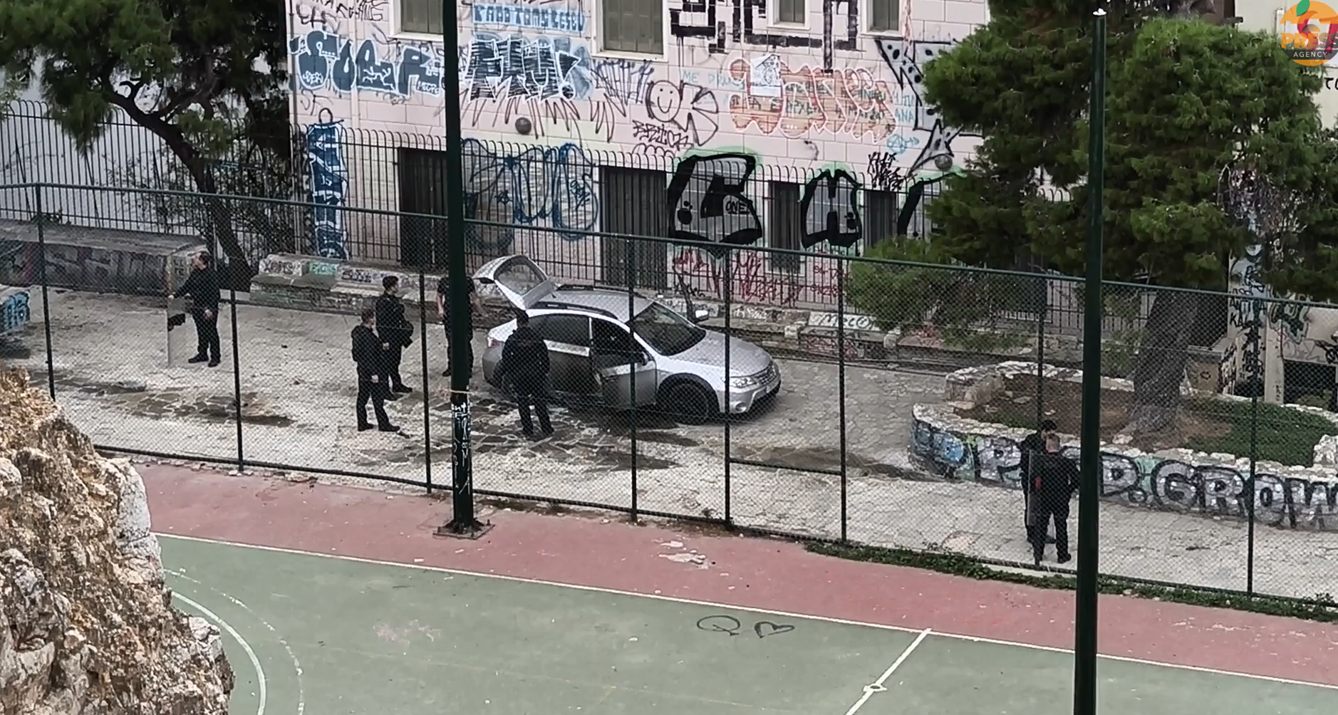 Εξάρχεια: Μολότοφ κατά ΟΠΚΕ στο λόφο Στρέφη – Ένας αστυνομικός τραυματίας!
