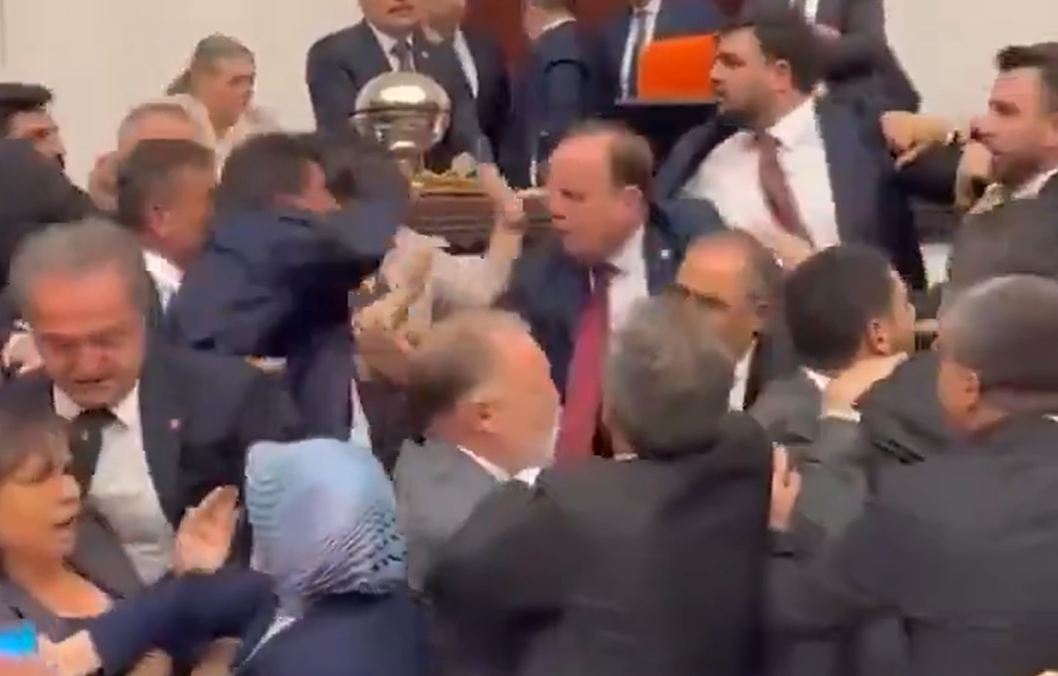Τσίρκο η βουλή της Τουρκίας: Άγριο ξύλο μεταξύ βουλευτών! (ΒΙΝΤΕΟ)