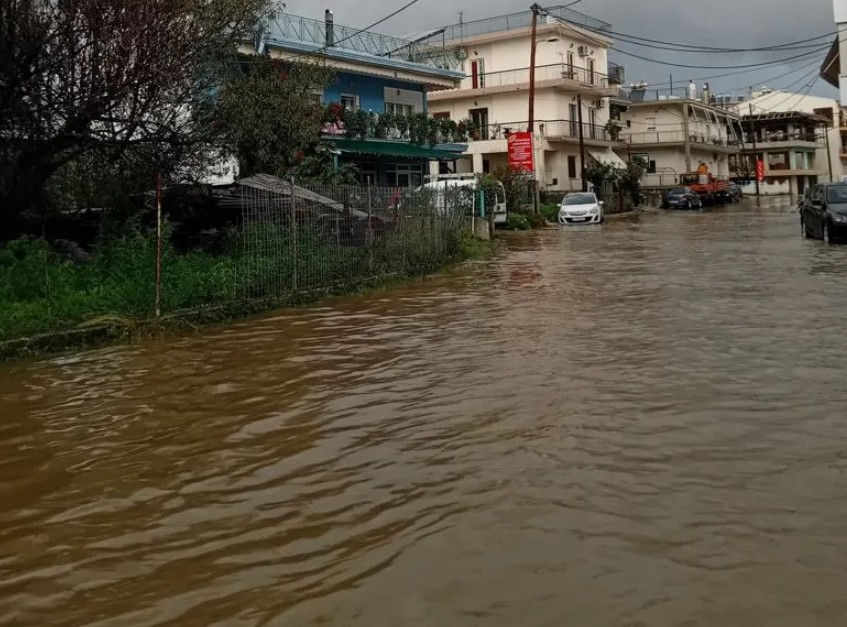 «Βούλιαξαν» Αρτα, Ιωάννινα, Πρέβεζα και Θεσπρωτία – Μηνύματα από το 112