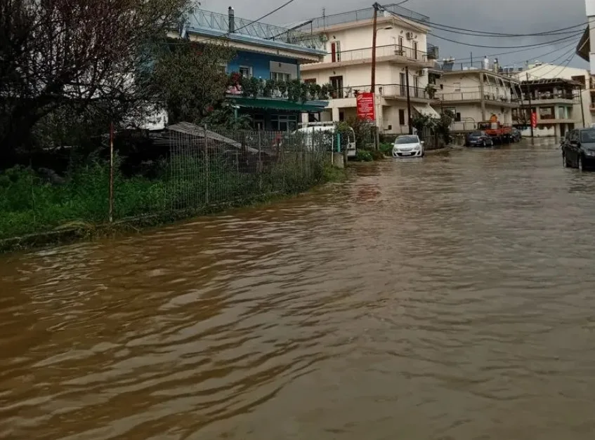 «Βούλιαξαν» Αρτα, Ιωάννινα, Πρέβεζα και Θεσπρωτία – Μηνύματα από το 112