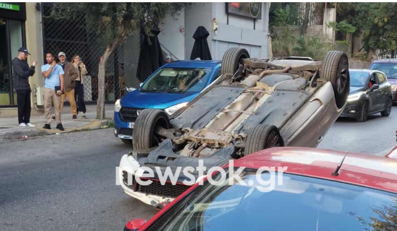 Ανατροπή αυτοκινήτου στο Παγκράτι με εγκλωβισμό του οδηγού