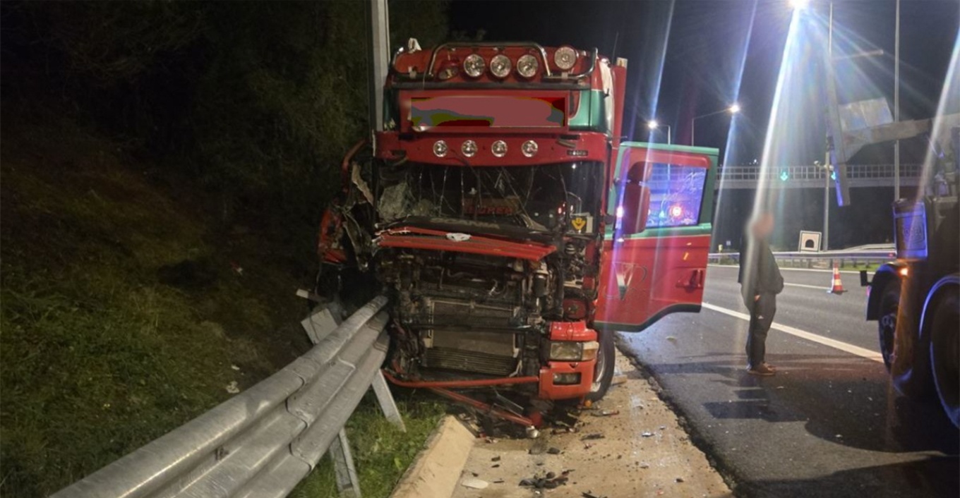 Νταλίκα βγήκε εκτός πορείας στην εθνική οδό κοντά στα Καμένα Βούρλα – Σοκαριστικές εικόνες από το σημείο