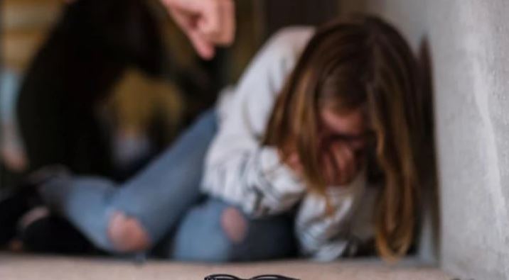 Βία ανηλίκων: Άγριο ξύλο μεταξύ κοριτσιών με γροθιές και κλωτσιές έξω από σχολείο