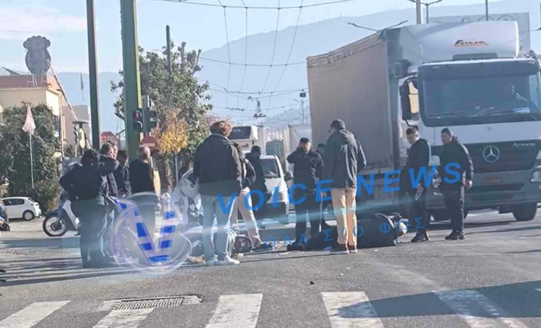 ΣΟΒΑΡΟ ΤΡΟΧΑΙΟ ΣΤΗΝ ΠΕΤΡΟΥ ΡΑΛΛΗ: ΗΛΙΚΙΩΜΕΝΟΣ ΤΡΑΥΜΑΤΙΣΤΗΚΕ ΚΑΙ ΕΠΕΣΕ ΣΤΟ ΟΔΟΣΤΡΩΜΑ