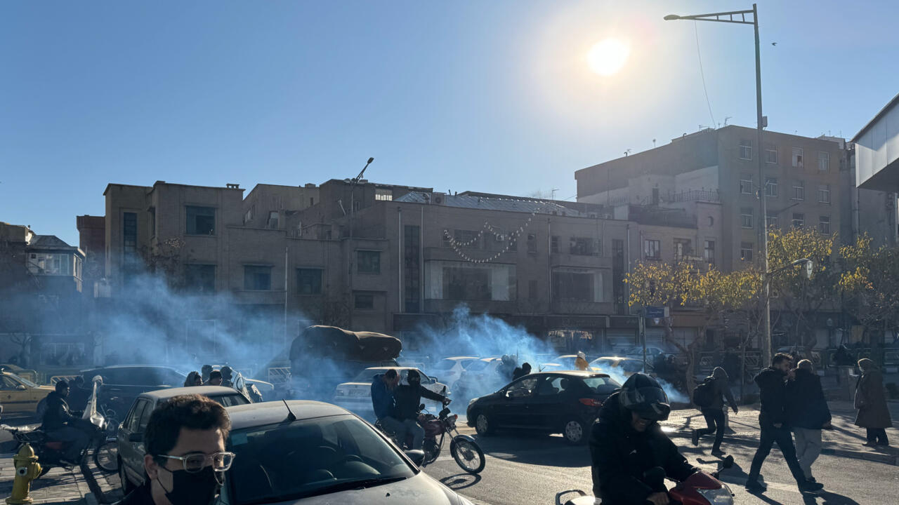 Ιράν: Οικονομική απόγνωση και οργή στους δρόμους – Στο στόχαστρο των διαδηλωτών κυβερνητικά κτίρια