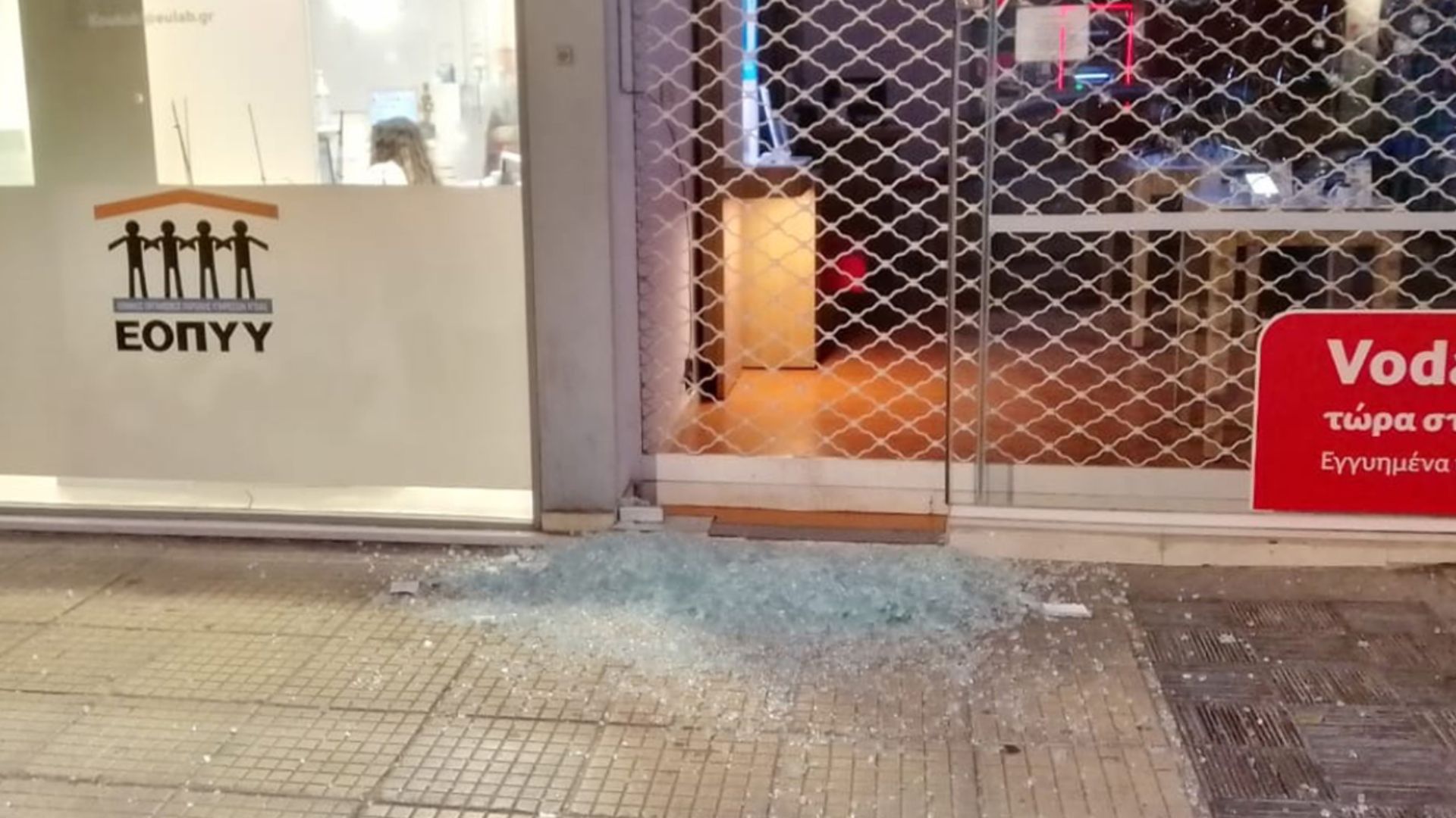 Νύχτα έντασης στο Κουκάκι: Αναρχικοί έσπασαν ATM και τζαμαρίες