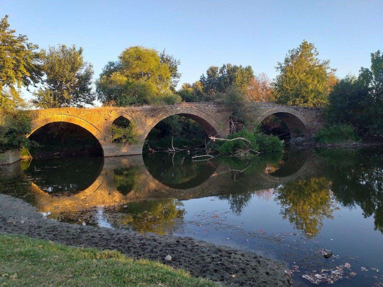 «“Παλιογέφυρο, Ενιπέα, Κεραμιδίου, Τρικάλων”: Άντεξε σε πάνω από ένα δισεκατομμύριο κυβικά μέτρα, του “Daniel” (~369,20 mm βροχής) και σε πάνω από 300 εκατομμύρια κυβικά μέτρα, του “Byron” (~146,80 mm βροχής)»