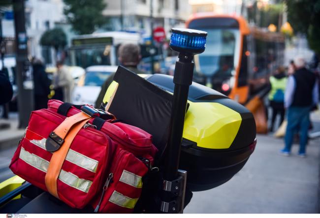 Σύγκρουση ΙΧ με μηχανή στο κέντρο της Αθήνας – Ενας σοβαρά τραυματίας