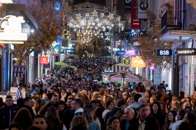 Κυριακή με ανοιχτά καταστήματα και σούπερ μάρκετ – Τι ισχύει την τελευταία Κυριακή του χρόνου
