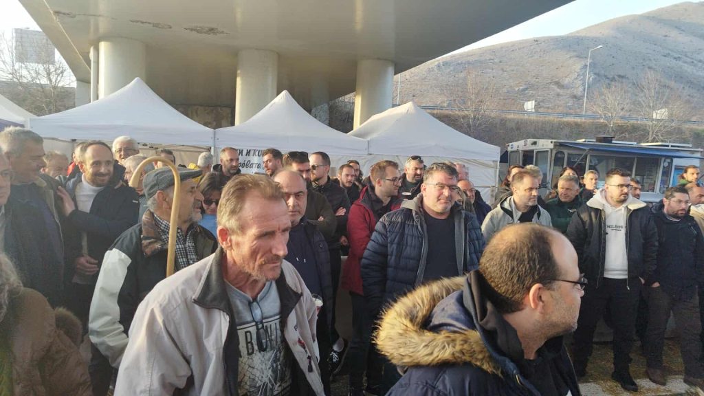 ΑΓΡΟΤΕΣ ΕΚΛΕΙΣΑΝ ΓΡΑΦΕΙΑ ΤΟΥ ΟΠΕΚΕΠΕ – «ΣΚΛΗΡΟ» ΤΟ ΜΗΝΥΜΑ ΑΠΟ ΤΗΝ ΔΥΤΙΚΗ ΜΑΚΕΔΟΝΙΑ