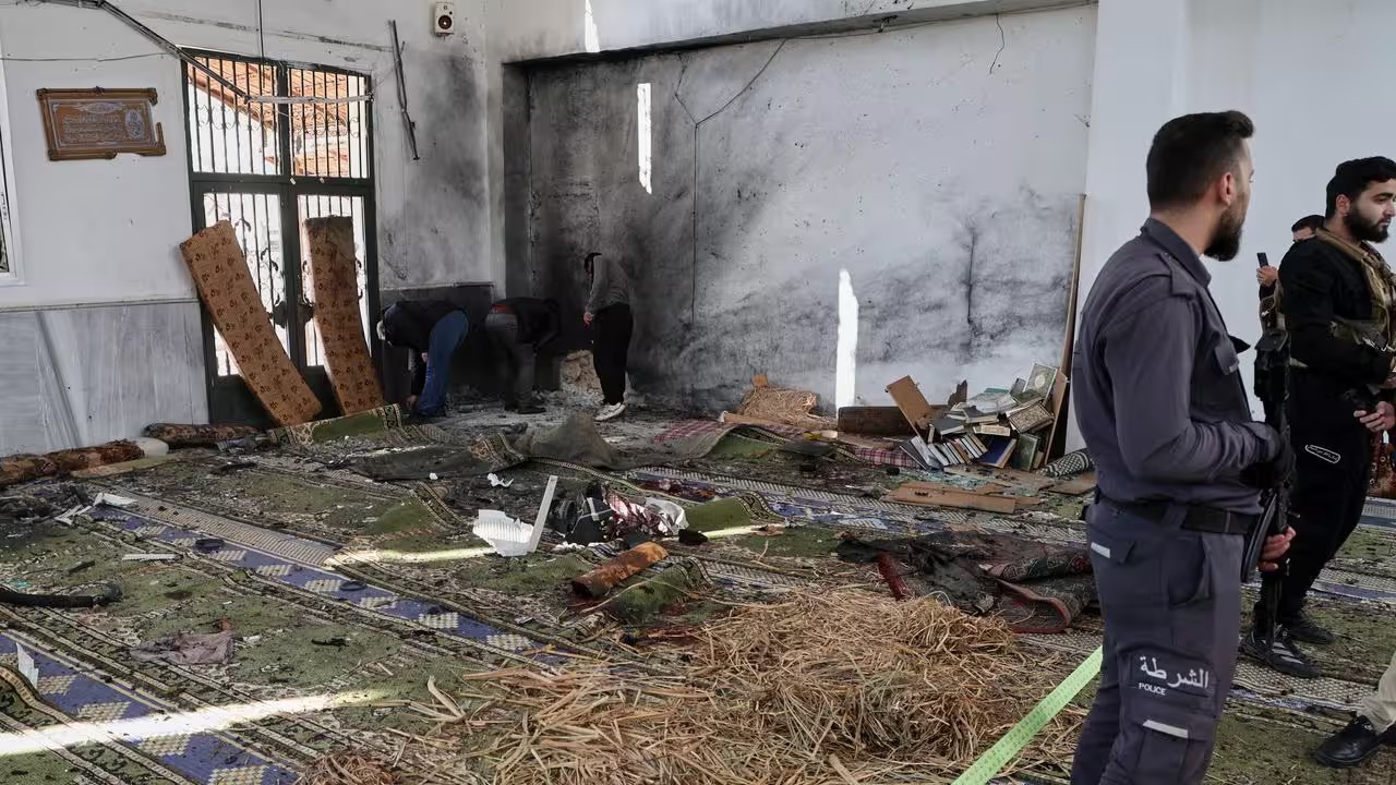 Συρία: Οκτώ νεκροί από έκρηξη σε τζαμί στη Χομς – Δεκάδες τραυματίες και έρευνες σε εξέλιξη