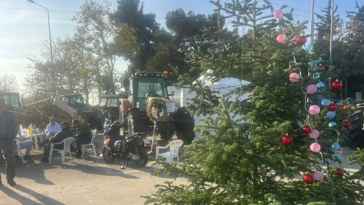 Με «χριστουγεννιάτικο δέντρο» απαντούν οι αγρότες στα επικοινωνιακά τρικ της Κυβέρνησης