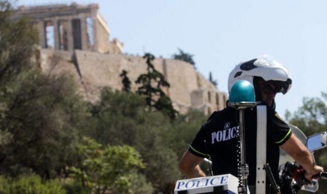 Αλλοδαποί χτύπησαν και λήστεψαν νεαρούς στα βραχάκια της Ακρόπολης – Τραυματίας 18χρονος