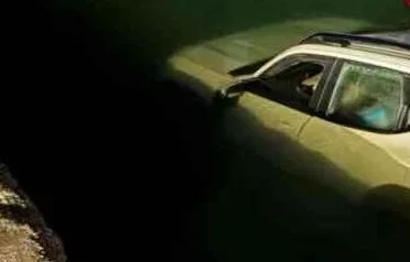 Εύβοια: Αυτοκίνητο έπεσε στη θάλασσα στα Νέα Στύρα – Σώοι οι επιβάτες