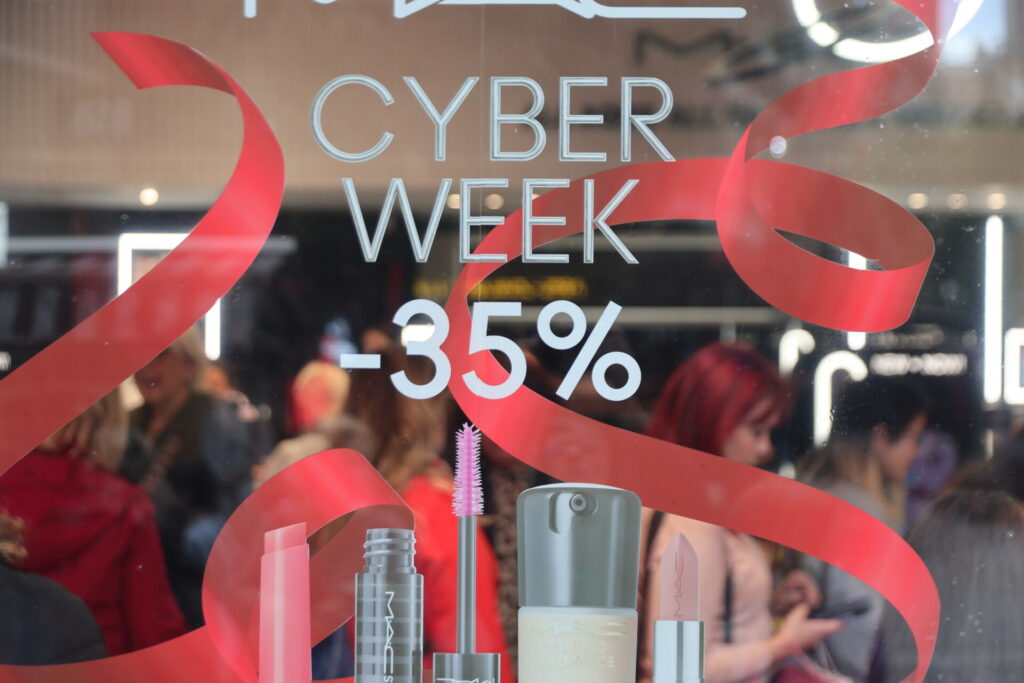 Η «CYBER MONDAY» ΤΗΣ ΦΤΩΧΕΙΑΣ: ΒΟΛΤΑ ΣΤΟ ΚΕΝΤΡΟ, ΒΙΤΡΙΝΕΣ ΓΙΑ ΠΑΡΗΓΟΡΙΑ, ΑΔΕΙΑ ΤΑΜΕΙΑ… 