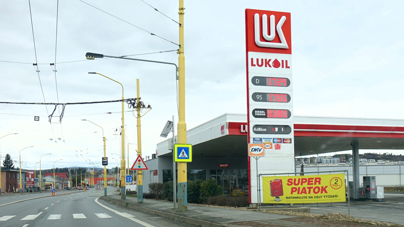 Μερική αναστολή των κυρώσεων στην  Lukoil, εκτός Ρωσίας έως τα τέλη Απριλίου 2026