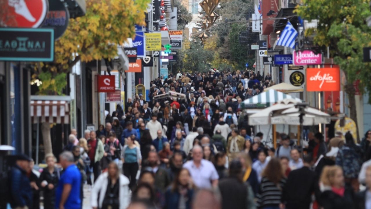 Χριστούγεννα 2025: Από την Πέμπτη μπαίνουν σε “γιορτινή λειτουργία” τα καταστήματα – Ξεκινά το εορταστικό ωράριο