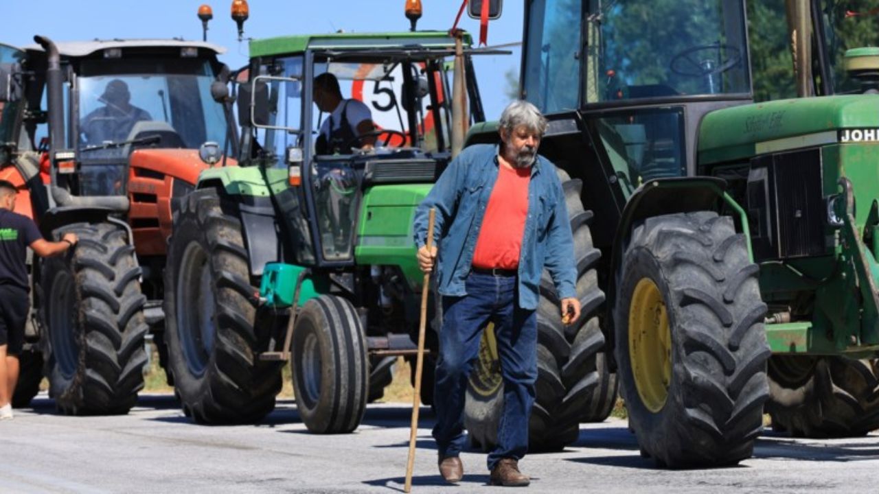 Μαζικές κινητοποιήσεις των αγροτών – Αποκλεισμοί, γκλομπ και κρότου λάμψης