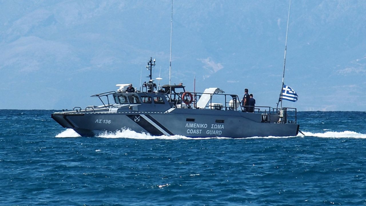 18 νεκροί νότια της Κρήτης: Μισοβυθισμένο σκάφος μεταναστών αποκαλύπτει μια θαλάσσια τραγωδία χωρίς σωτηρία
