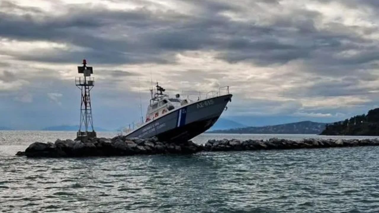 Βόλος: Περιπολικό σκάφος «τσακίστηκε» στα βράχια λιμανιού