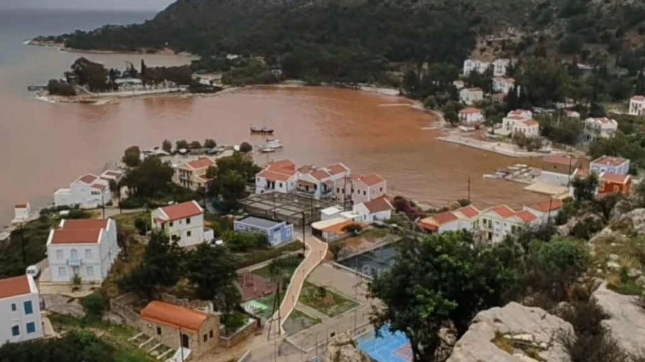 Κακοκαιρία στο Καστελλόριζο: Νερά-καταρράκτες και κόκκινη θάλασσα από λάσπες