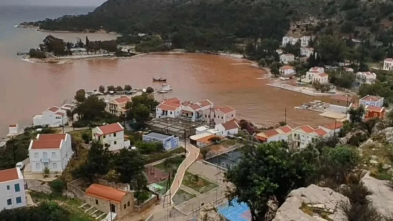 Κακοκαιρία στο Καστελλόριζο: Νερά-καταρράκτες και κόκκινη θάλασσα από λάσπες