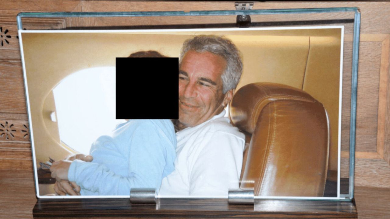 «Βουνό» 5,2 εκατ. σελίδων φρενάρει τις αποκαλύψεις Επστάιν: 400 δικηγόροι στη μάχη για τα αρχεία