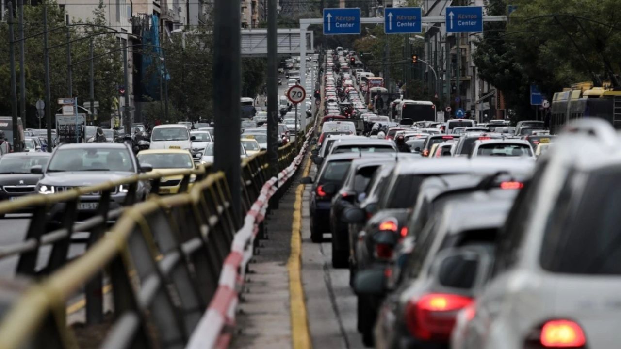 Στο κόκκινο η Αθήνα: Μποτιλιάρισμα σε Κηφισό, Κηφισίας και κέντρο – Τροχαίο στο Χαλάνδρι προκαλεί καθυστερήσεις