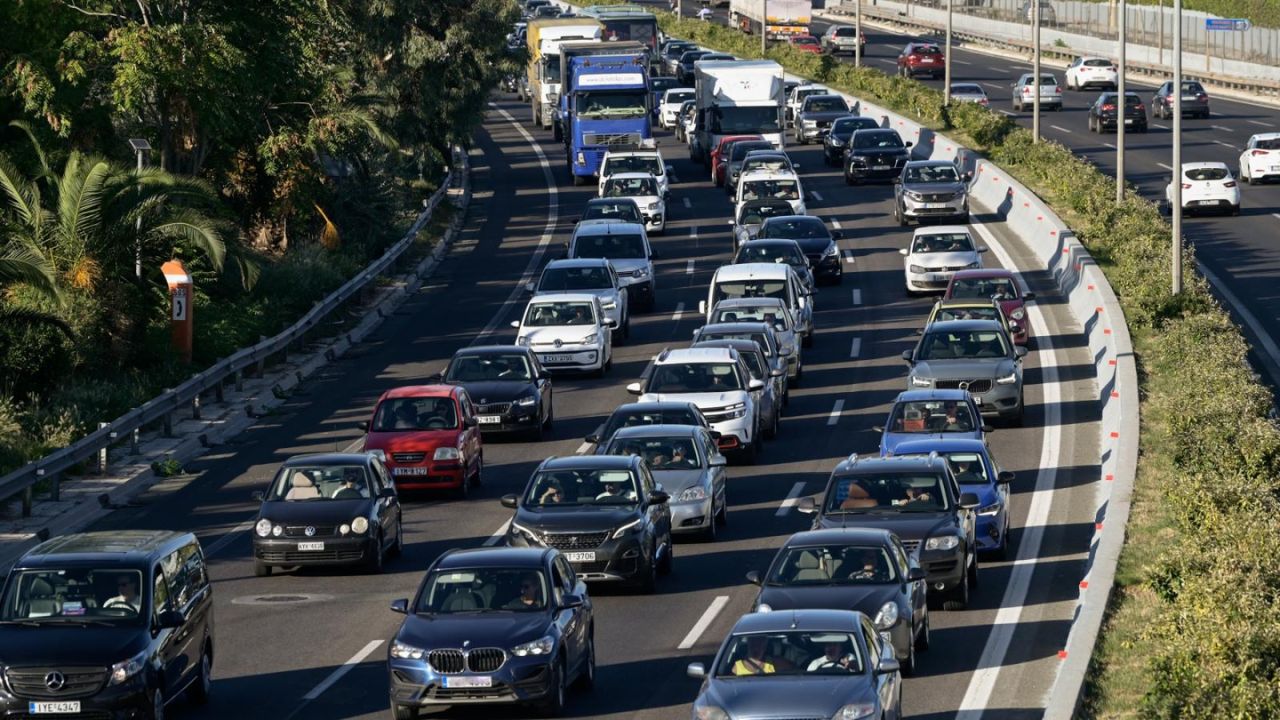 Χωρίς δίπλωμα και με «τρικ» στις κάμερες: Χιλιάδες οδηγοί παρανομούν