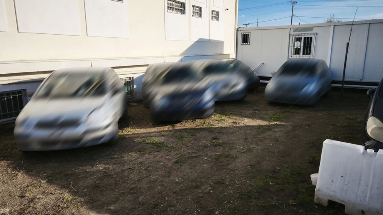 «Χτύπημα» της ΕΛΑΣ στην Αττική: Κύκλωμα έκλεβε, παραποιούσε και μεταπωλούσε αυτοκίνητα – Τρεις συλλήψεις, φωτογραφίες