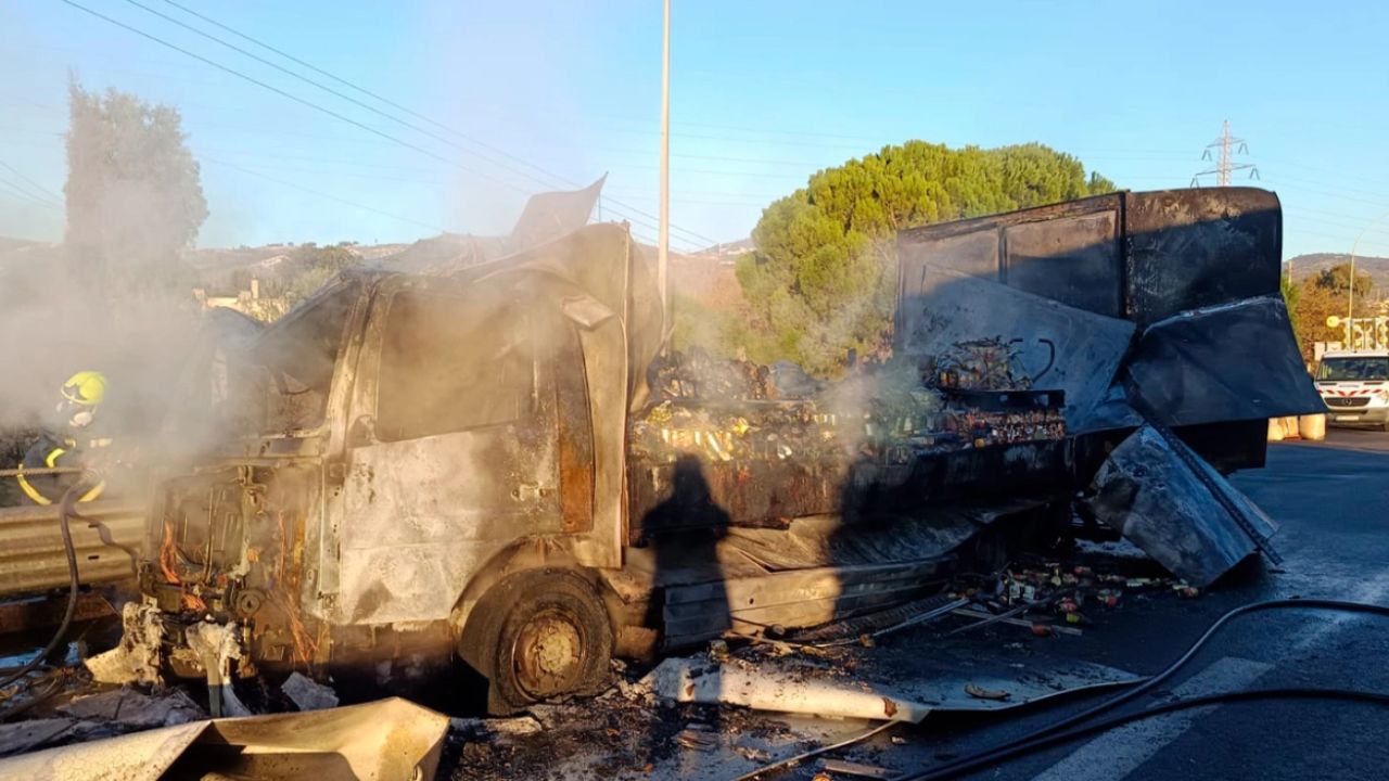 Στις φλόγες φορτηγό στα διόδια Αφιδνών – Κυκλοφοριακό χάος με κλειστές λωρίδες