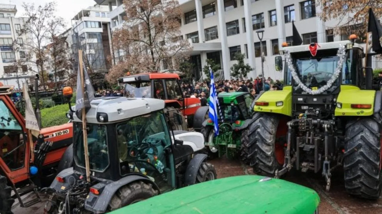 Οι αγρότες στη Λάρισα: Στο δικαστικό μέγαρο για τους διωκόμενους συναδέλφους τους