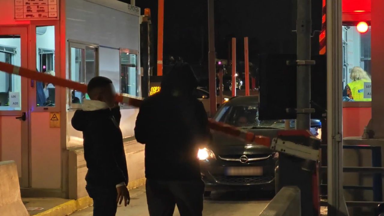 Αγρότες άνοιξαν τα διόδια σε Αφίδνες και Τραγάνα