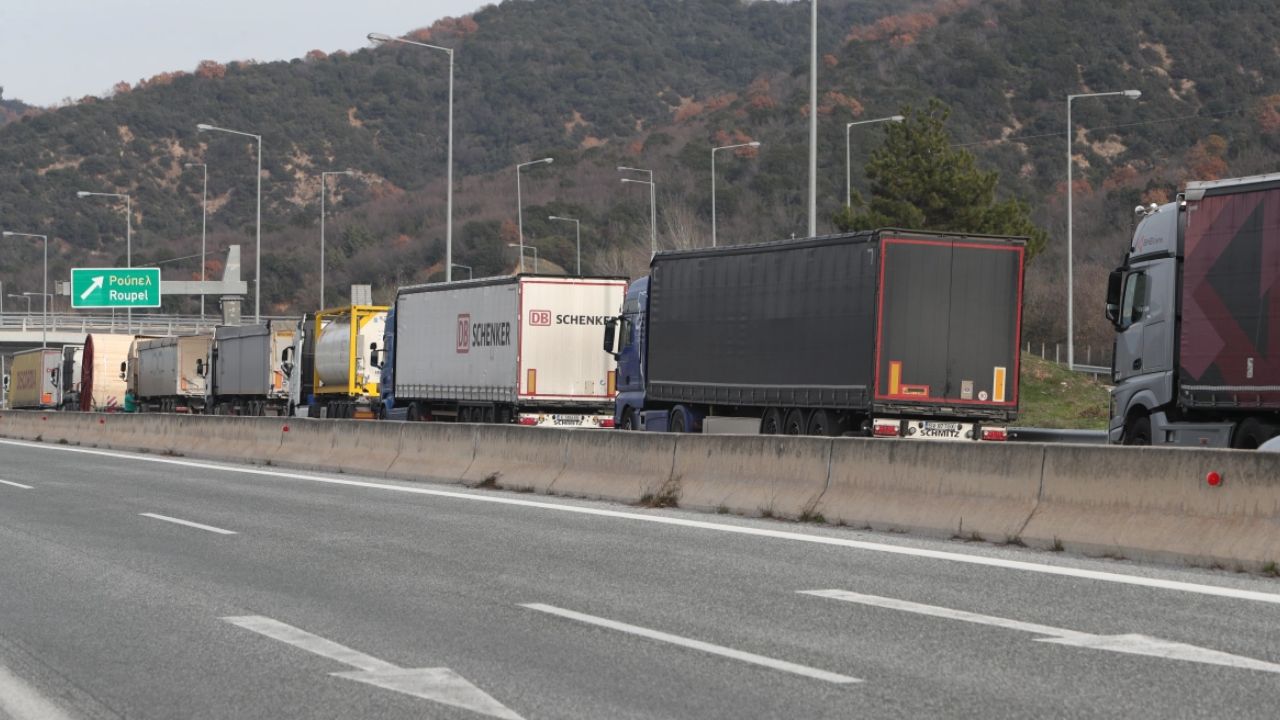 Μπλόκο αγροτών στα Τέμπη: Κλείνουν για πέντε ώρες οι σήραγγες για τα φορτηγά