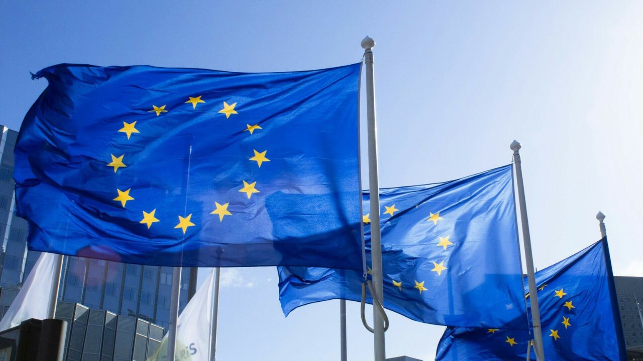 Ευρωπαϊκή Ένωση – Φιάσκο με τα ρωσικά κεφάλαια – Πανηγυρίζουν επειδή θα δώσουν 90 δις από τον προϋπολογισμό – Θα δανειστούμε, για να επιβιώσει η γερμανική βιομηχανία όπλων.