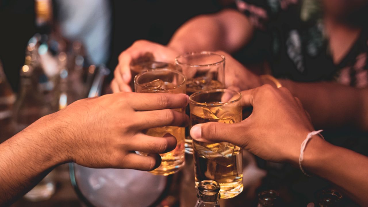 Μπαρ στον Πειραιά σερβίρει αλκοόλ σε 10 ανήλικους – Συνελήφθη ο υπεύθυνος 47χρονος