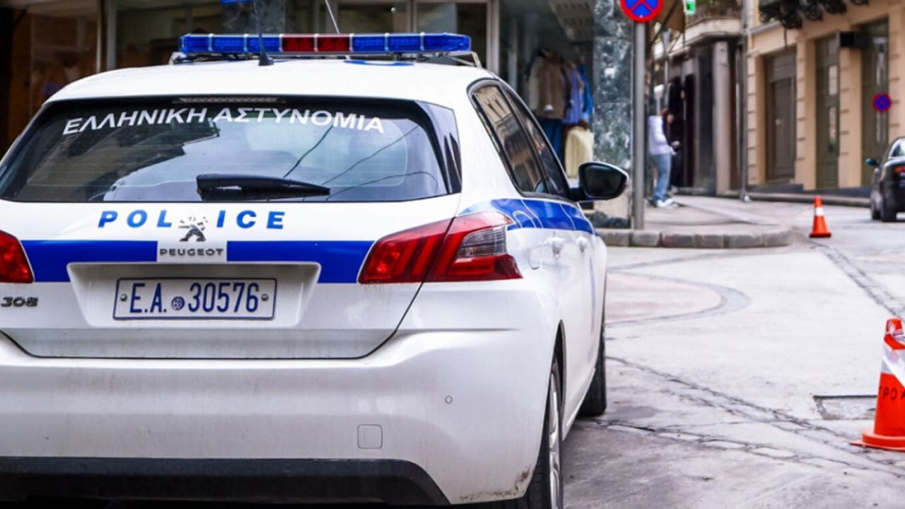 Μαρμάρι: Αυτοκίνητο εκτός ελέγχου συγκρούεται με δύο οχήματα