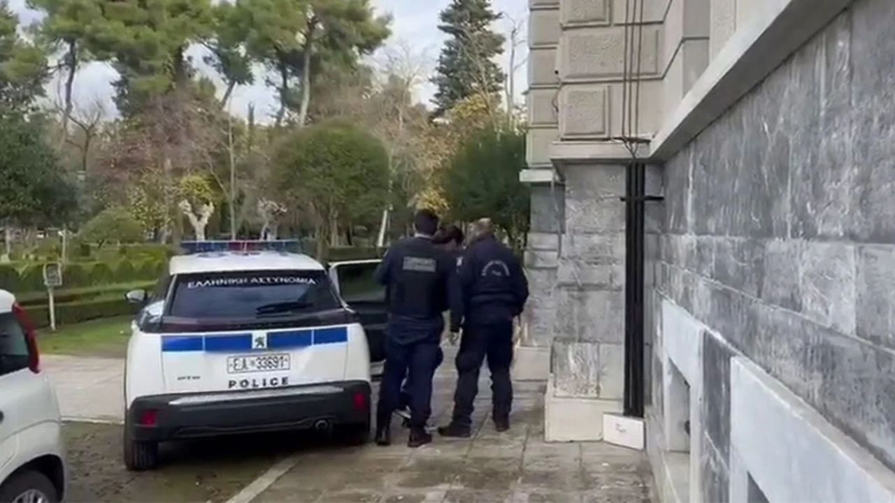Στα δικαστήρια η υπόθεση Μουγκοπέτρου: Μήνυση από τη σύζυγο για απειλητικές συμπεριφορές