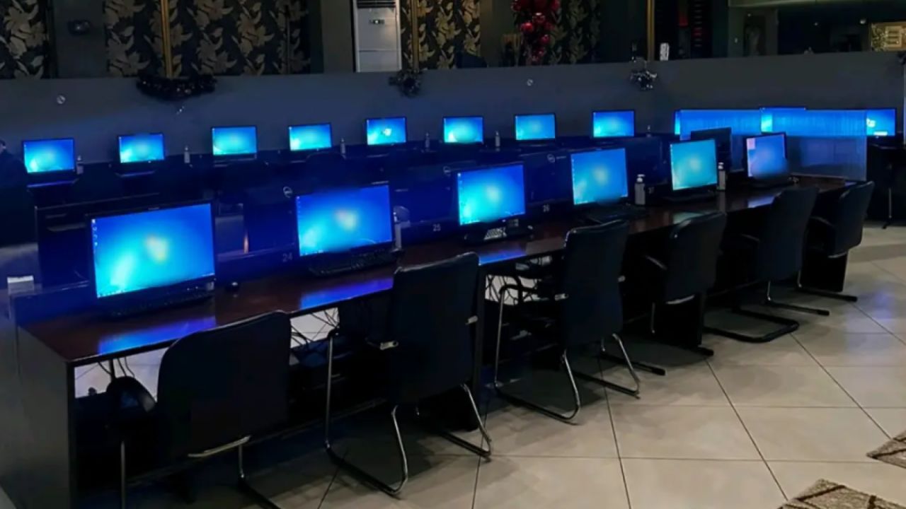 ΘΕΣΣΑΛΟΝΙΚΗ: ΜΑΓΑΖΙ ΜΕ «ΦΡΟΥΤΑΚΙΑ» ΠΟΥ ΚΡΥΒΟΤΑΝ ΑΛΛΑΖΟΝΤΑΣ ΟΘΟΝΕΣ ΥΠΟΛΟΓΙΣΤΩΝ